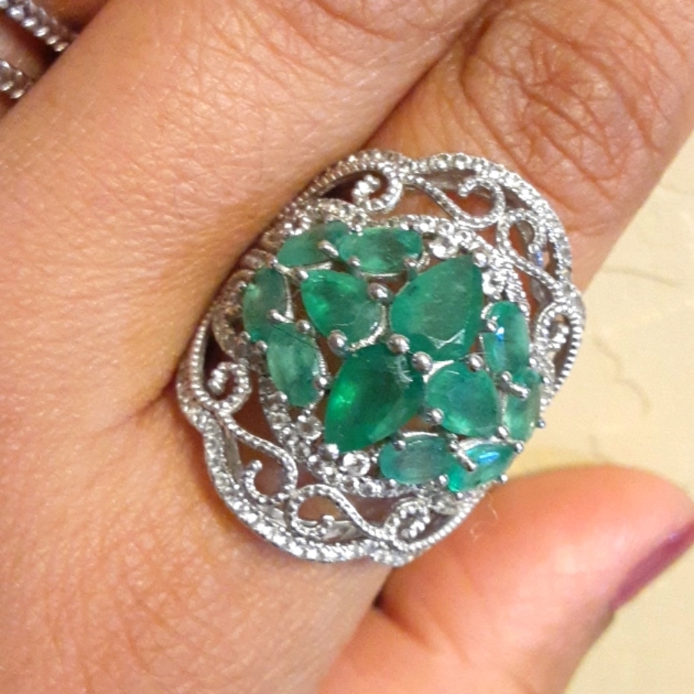 Elegant Silver and Green Gemstone Ring